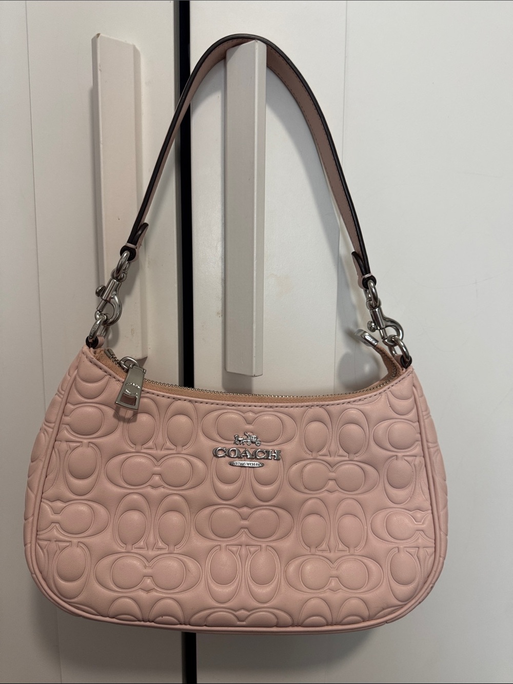 Coach Pebbled Signature Small Shoulder Bag in Pale Pink used - Picture 3 of 8